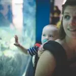 Bild zeigt Baby, das Wasser trinkt - Wann sollten Babys Wasser bekommen?