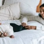 Babys drehen sich von Bauch auf Rücken: Wann ist es soweit?