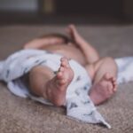 Babys entdecken die Füße - Wann?