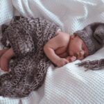 Warum Babys mit erhobenen Armen schlafen