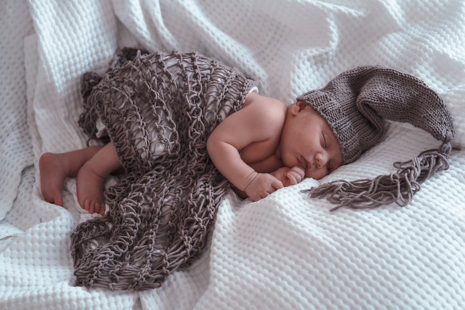 Warum Babys mit erhobenen Armen schlafen
