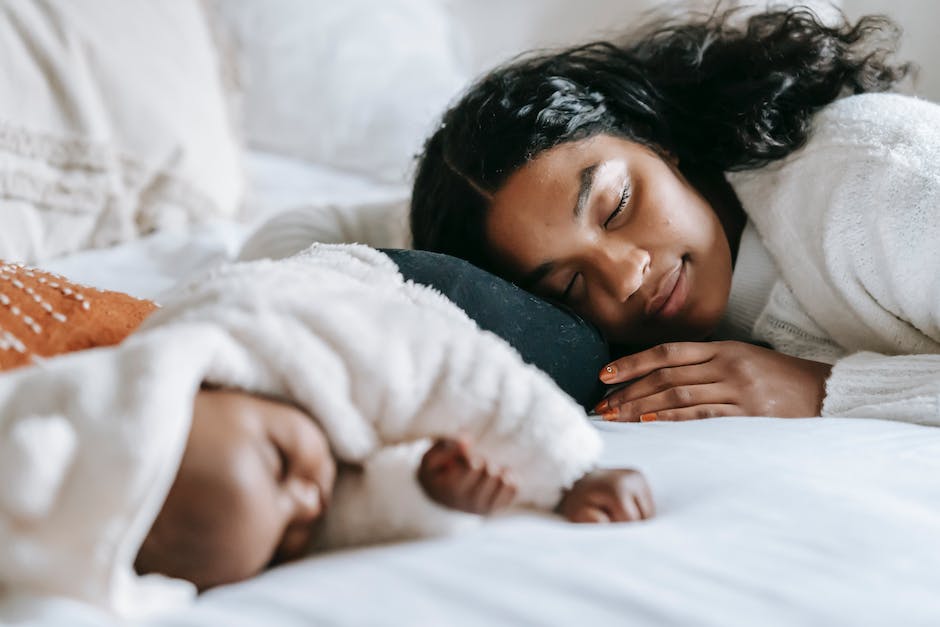  Warum schlafen Babys mit ausgestreckten Armen - eine Erklärung