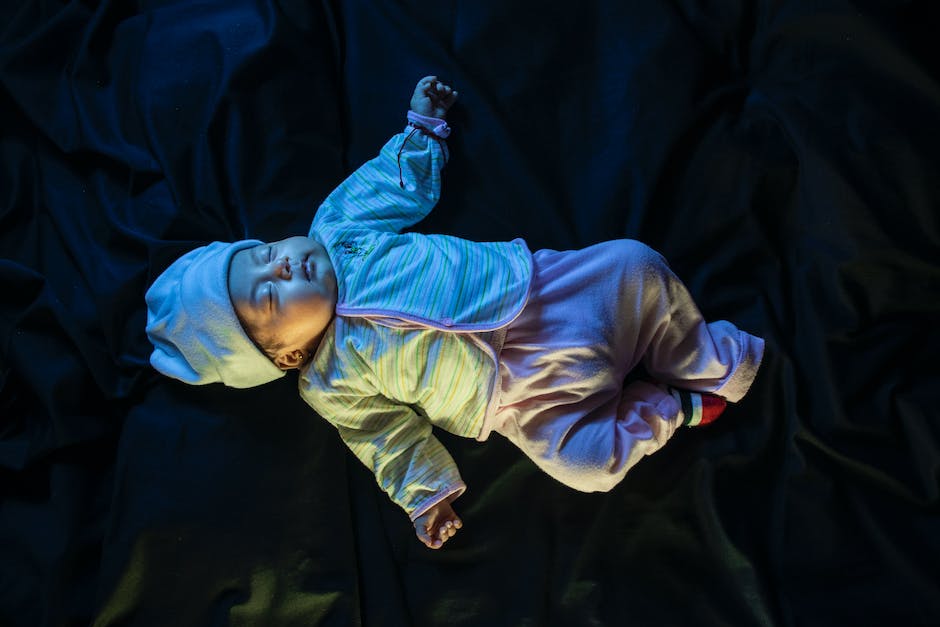 Warum Babys mit ausgestreckten Armen schlafen