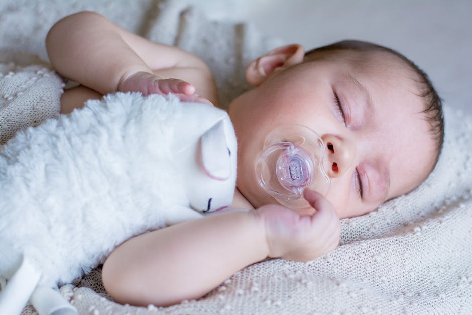 Warum Babys mit ausgestreckten Armen schlafen