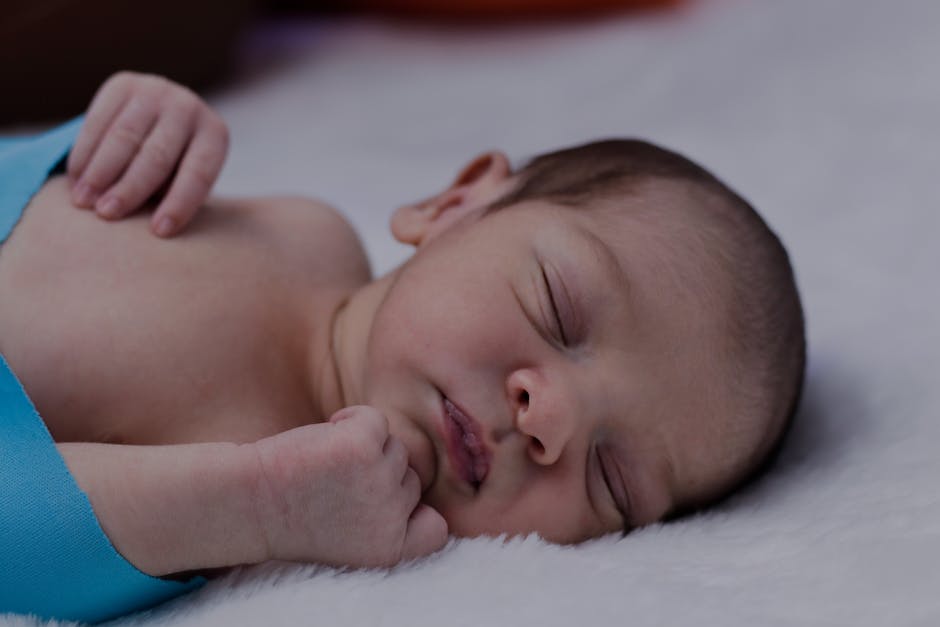 Warum schlafen Babys mit den Armen nach oben: verschiedene Erklärungen