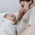 Warum schlafen Babys am besten mit dem Po nach oben?