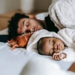 Babyschlafpositionen: Warum Seitenschlaf für Babys gefährlich sein kann