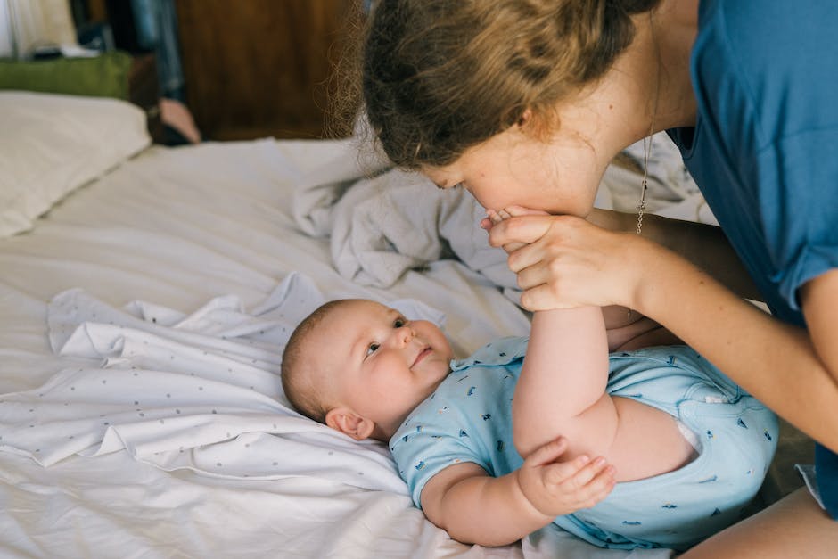 Warum man Babys nicht küssen sollte - Risiko von Krankheiten erklärt