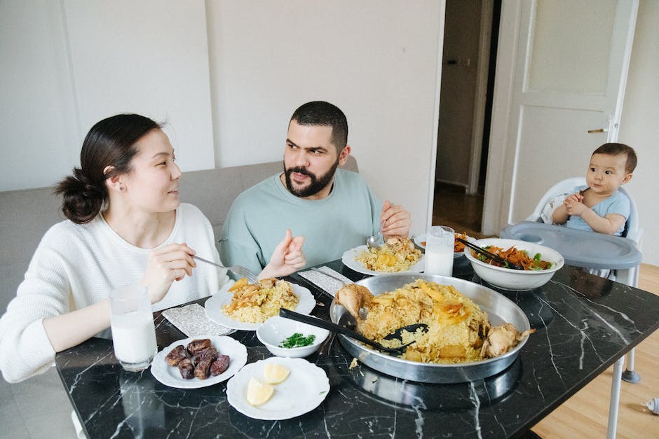  Babys mit 8 Monaten essen Obstsalat, Gemüsebrei und Bratwürstchen