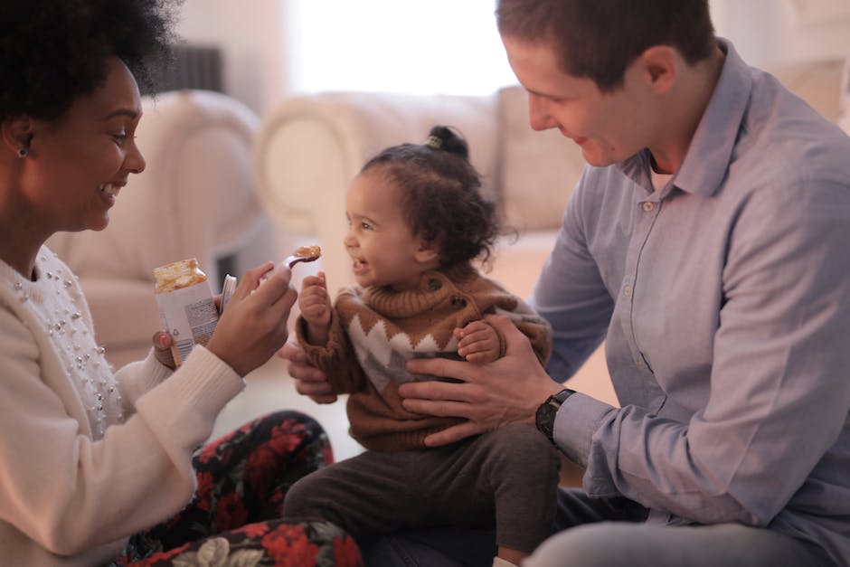 Ein Baby mit 1 Monat kann erste Sinneswahrnehmungen erforschen