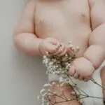 Babys entwickeln mit 1 Monat Vision und Hörsinn