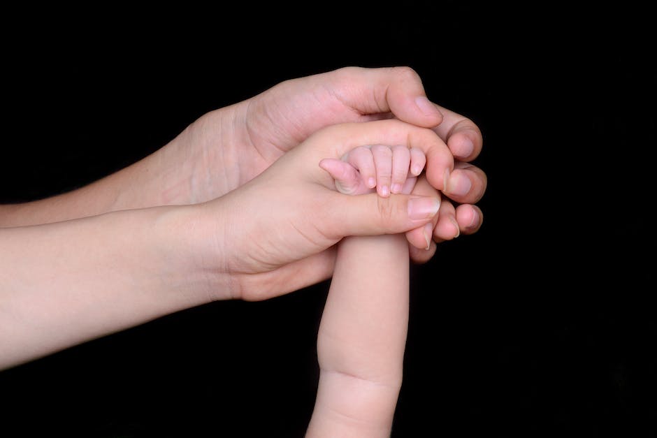 Ein Baby mit 3 Monaten kann sitzen, greifen, lächeln und spielen.