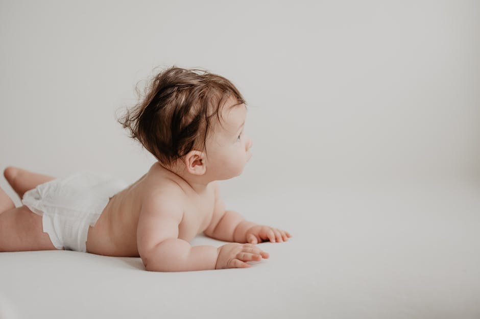 Ein Baby mit 3 Monaten kann Greifen, Lächeln und sich auf seinem Bauch drehen.