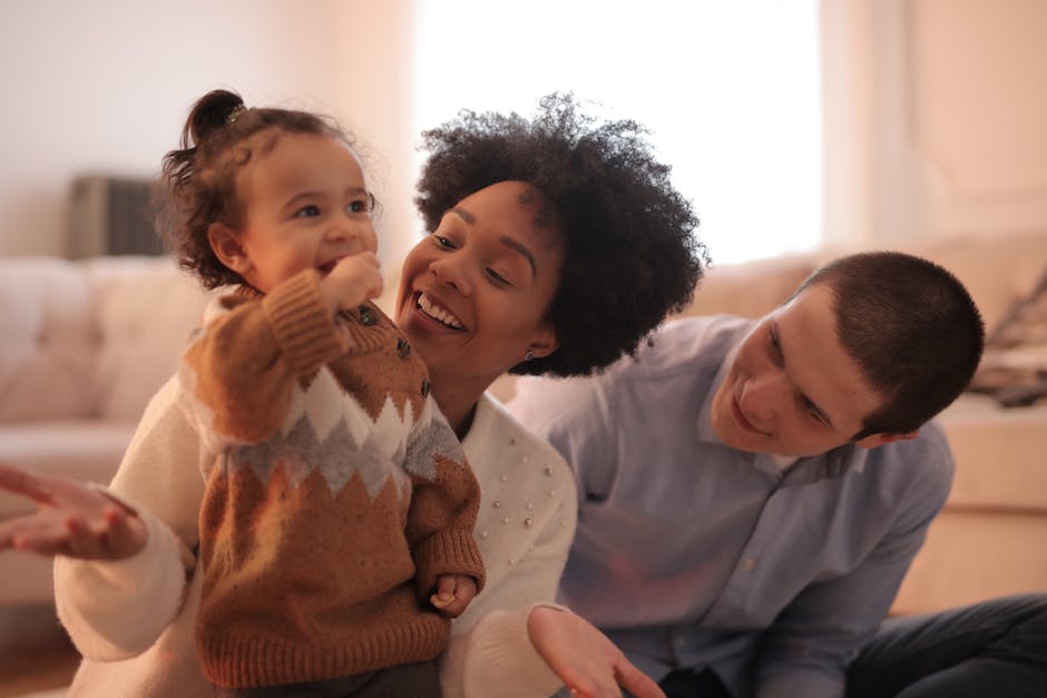 Babys mit 3 Monaten lernen zu krabbeln