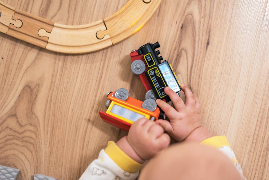 Babys mit 3 Monaten können sitzen, greifen und schauen.