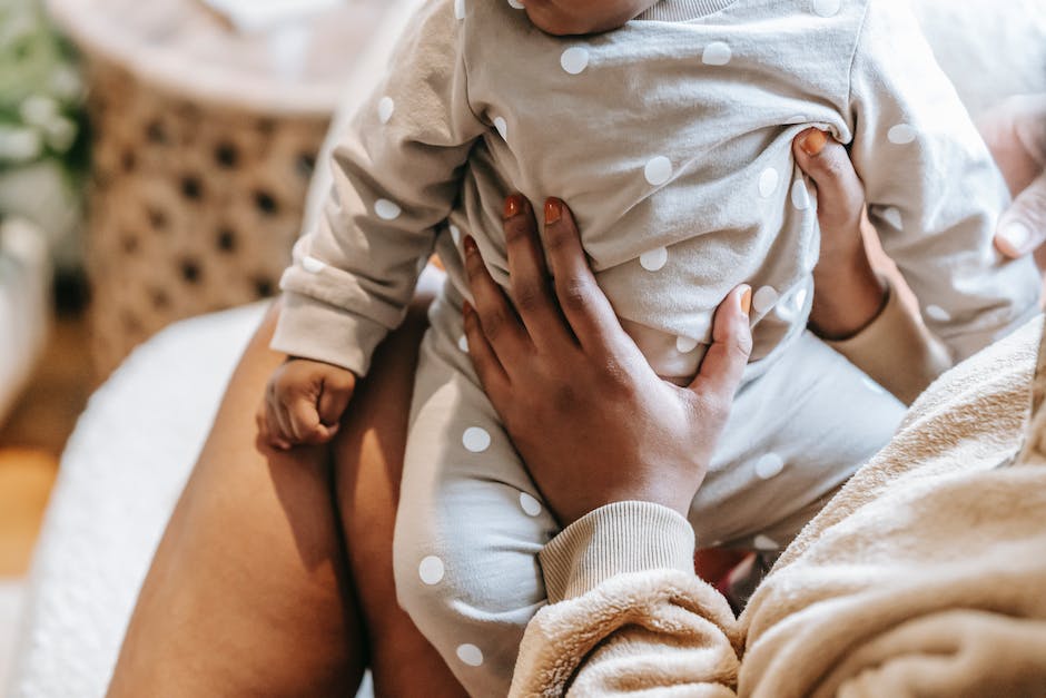  Baby 3 Monate können sitzen, lächeln und greifen.