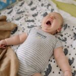 Wie lange darf man Babys weinen lassen?