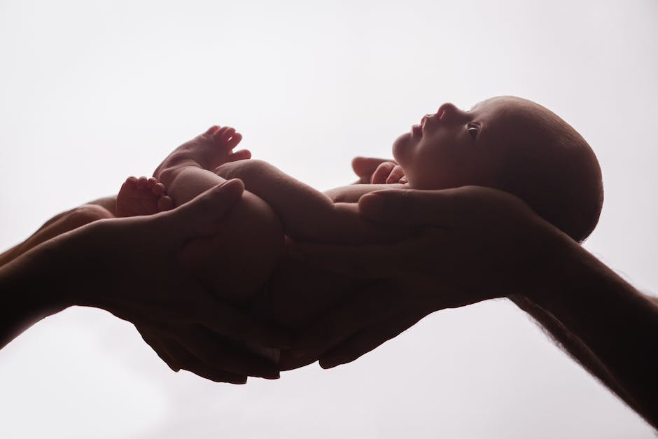  Neugeborenes Baby – Lebensalter & Entwicklung
