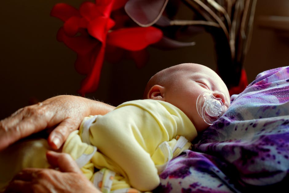  Wie lange schläft ein Baby im Alter von 3 Monaten?