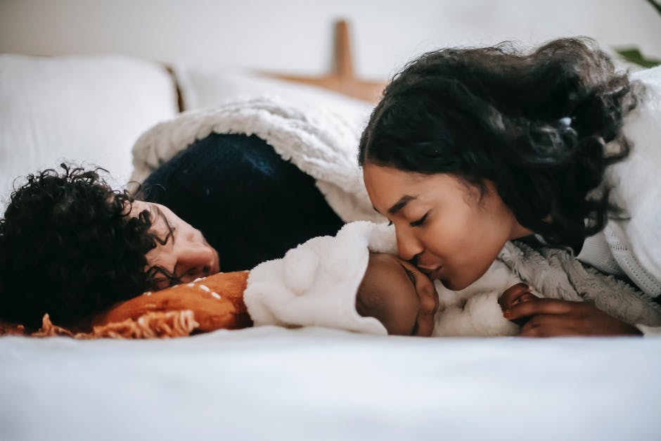 wie viele Stunden Schlaf brauchen Babys mit 4 Monaten?