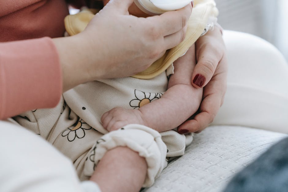 Babynahrungsratgeber - Milchmenge für Baby 8 Monate